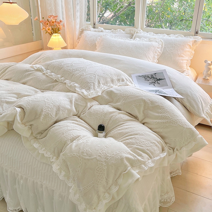91家纺网 家纺一手货源 找家纺 梦之星 2025新款牛奶绒雕花床盖款床单款四件套 洛梦-白