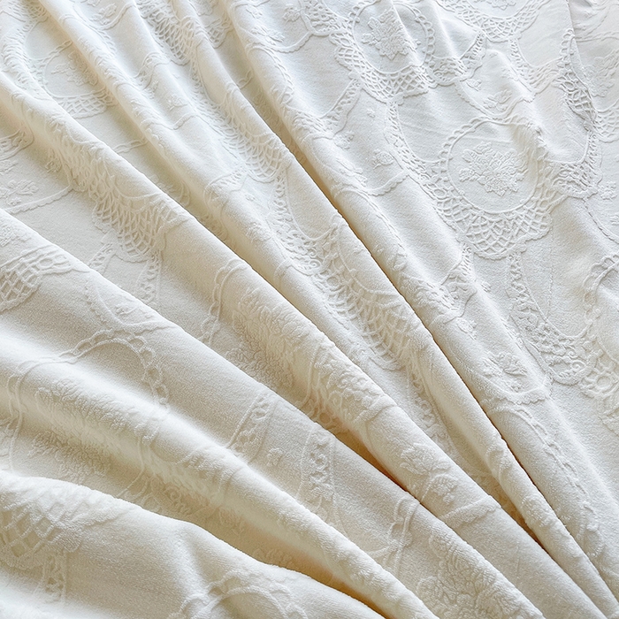 91家纺网 家纺一手货源 找家纺 梦之星 2025新款牛奶绒雕花床盖款床单款四件套 洛梦-白