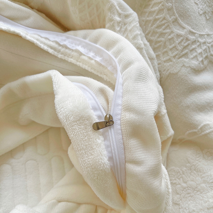 91家纺网 家纺一手货源 找家纺 梦之星 2025新款牛奶绒雕花床盖款床单款四件套 洛梦-白