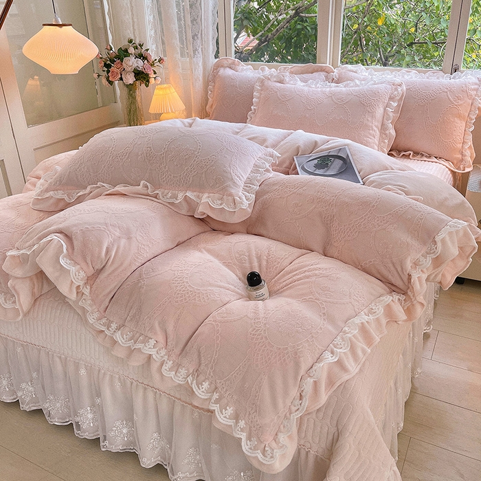91家纺网 家纺一手货源 找家纺 梦之星 2025新款牛奶绒雕花床盖款床单款四件套 洛梦-粉