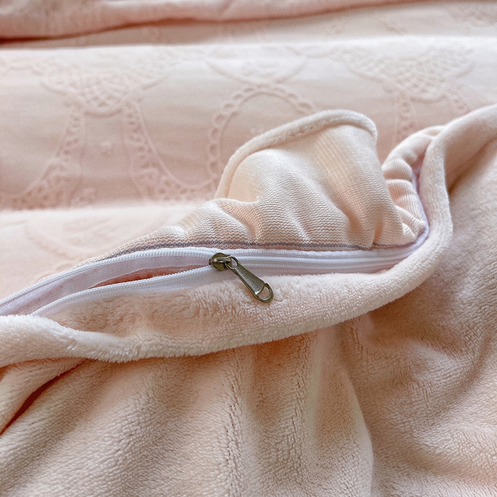 91家纺网 家纺一手货源 找家纺 梦之星 2025新款牛奶绒雕花床盖款床单款四件套 洛梦-粉