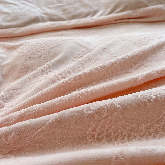 91家纺网 家纺一手货源 找家纺 梦之星 2025新款牛奶绒雕花床盖款床单款四件套 洛梦-粉
