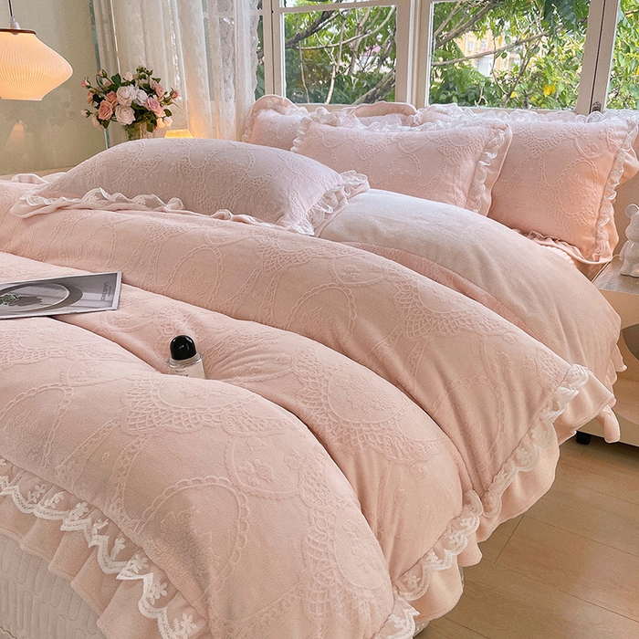 91家纺网 家纺一手货源 找家纺 梦之星 2025新款牛奶绒雕花床盖款床单款四件套 洛梦-粉