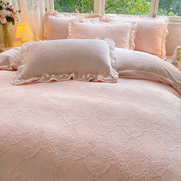 91家纺网 家纺一手货源 找家纺 梦之星 2025新款牛奶绒雕花床盖款床单款四件套 洛梦-粉