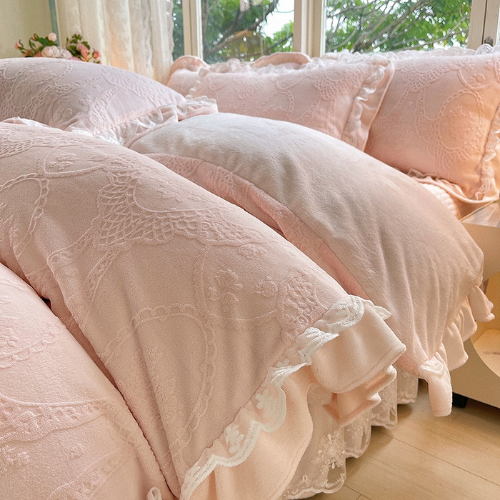 91家纺网 家纺一手货源 找家纺 梦之星 2025新款牛奶绒雕花床盖款床单款四件套 洛梦-粉