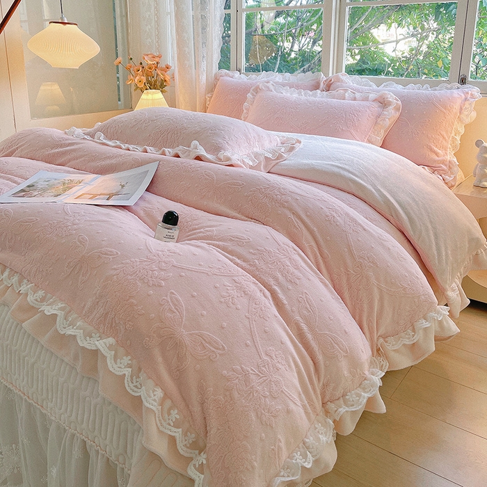 91家纺网 家纺一手货源 找家纺 梦之星 2025新款牛奶绒雕花床盖款床单款四件套 洛梦-粉