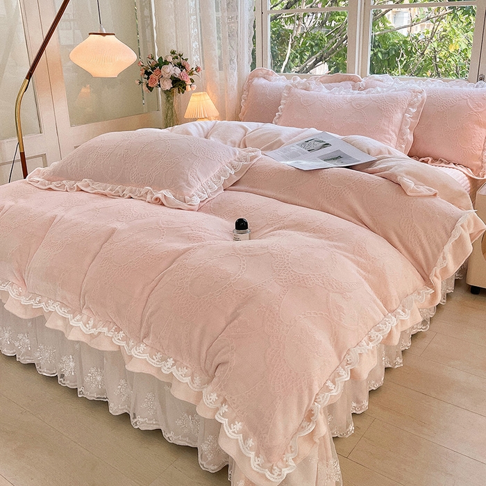 91家纺网 家纺一手货源 找家纺 梦之星 2025新款牛奶绒雕花床盖款床单款四件套 洛梦-粉
