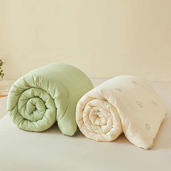 91家纺网 家纺一手货源 找家纺 维洋家纺 2025新款柔暖刺绣双层纱大豆子母被被子被芯 奶油绿花朵