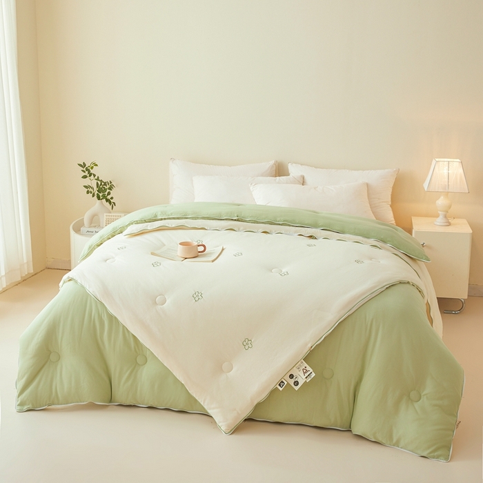 91家纺网 家纺一手货源 找家纺 维洋家纺 2025新款柔暖刺绣双层纱大豆子母被被子被芯 奶油绿花朵