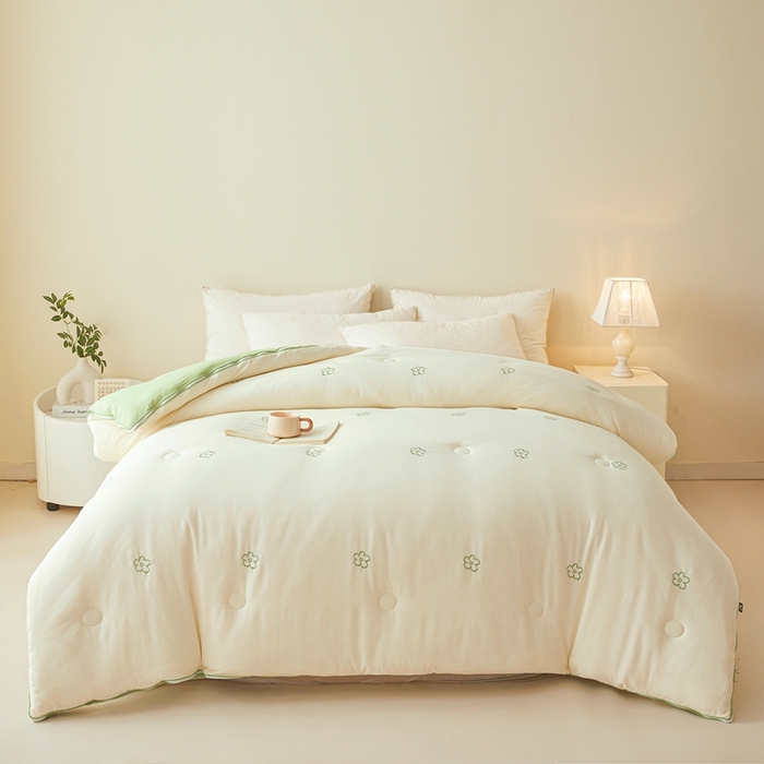 91家纺网 家纺一手货源 找家纺 维洋家纺 2025新款柔暖刺绣双层纱大豆子母被被子被芯 奶油绿花朵