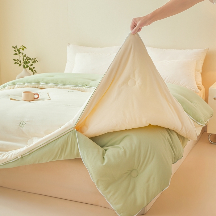 91家纺网 家纺一手货源 找家纺 维洋家纺 2025新款柔暖刺绣双层纱大豆子母被被子被芯 奶油绿花朵