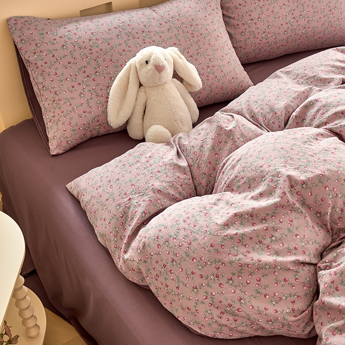 91家纺网 家纺一手货源 找家纺 卢赛尔 2025新款水洗珍珠印花四件套 甜心草莓