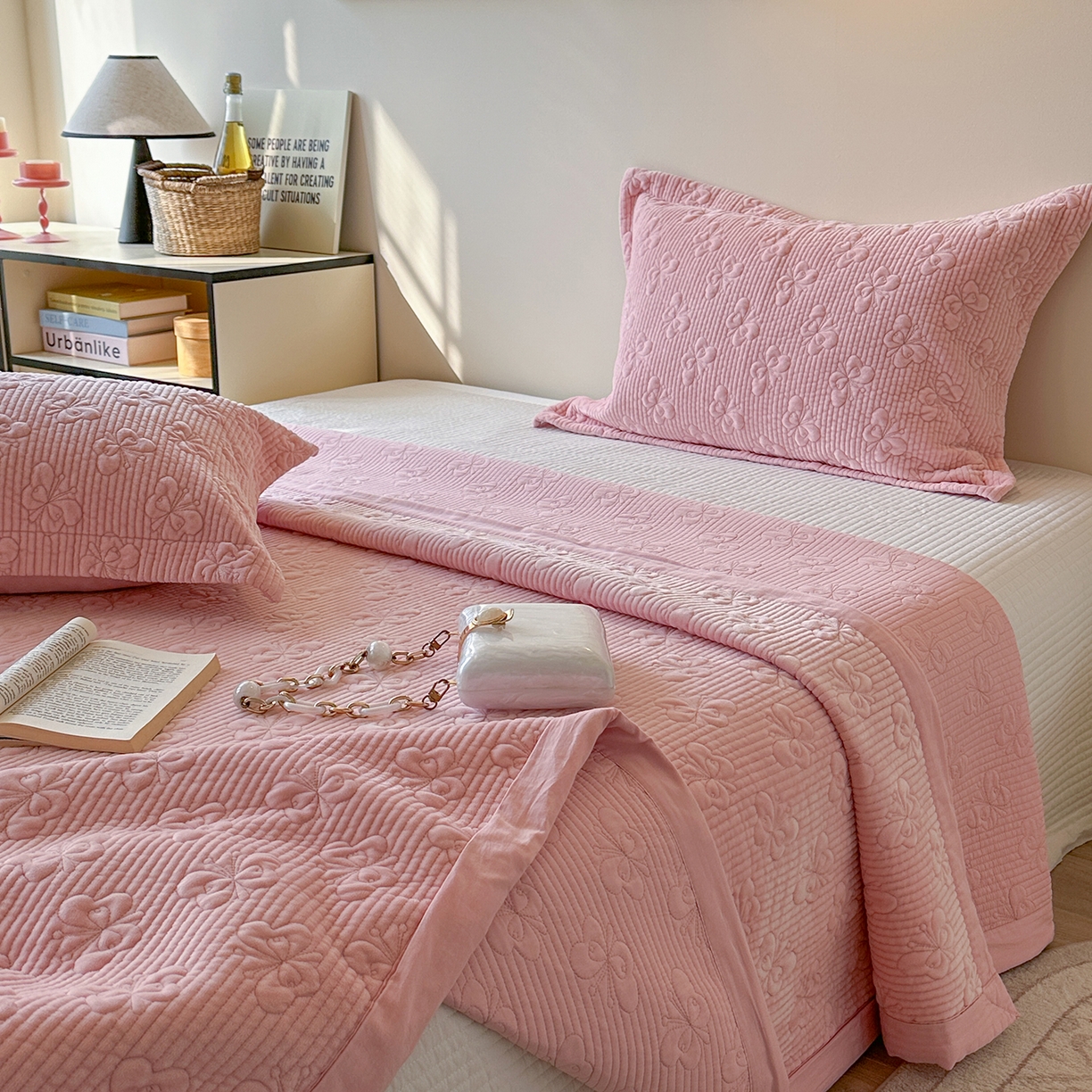 91家纺网 家纺一手货源 找家纺 琳可家居 2025新款蝴蝶系列棉加绒床盖 绒蝴蝶-粉柔