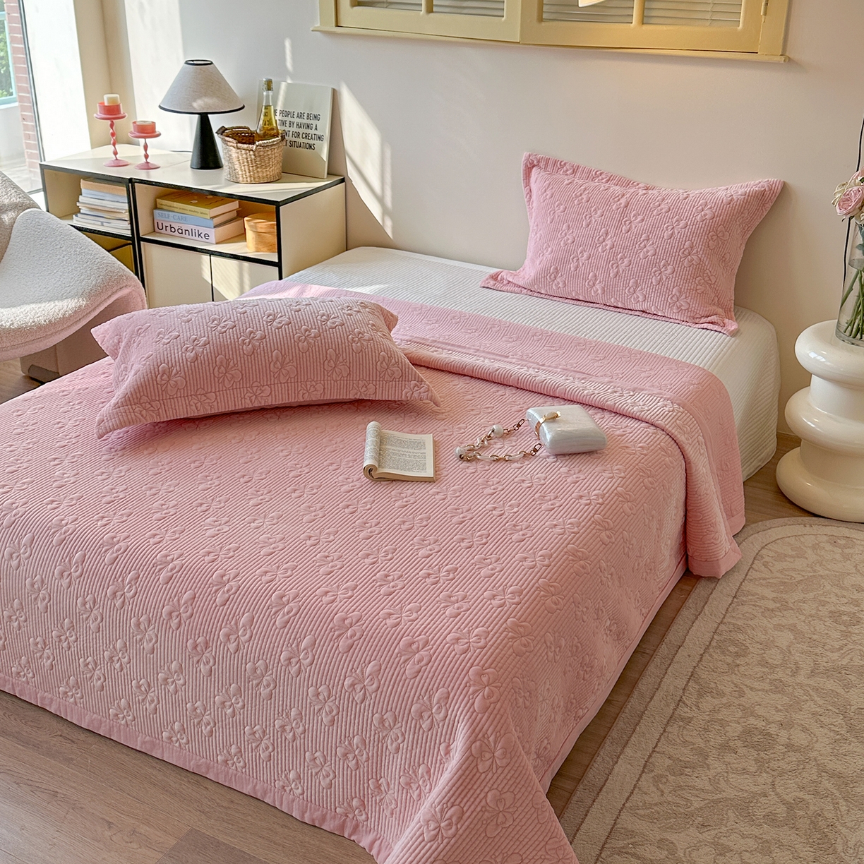 91家纺网 家纺一手货源 找家纺 琳可家居 2025新款蝴蝶系列棉加绒床盖 绒蝴蝶-粉柔