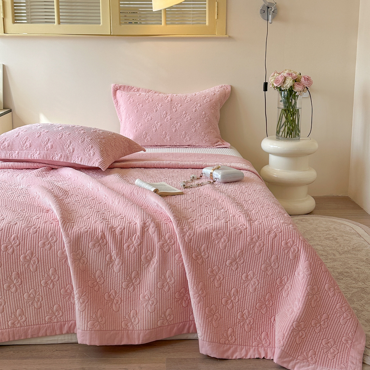 91家纺网 家纺一手货源 找家纺 琳可家居 2025新款蝴蝶系列棉加绒床盖 绒蝴蝶-粉柔