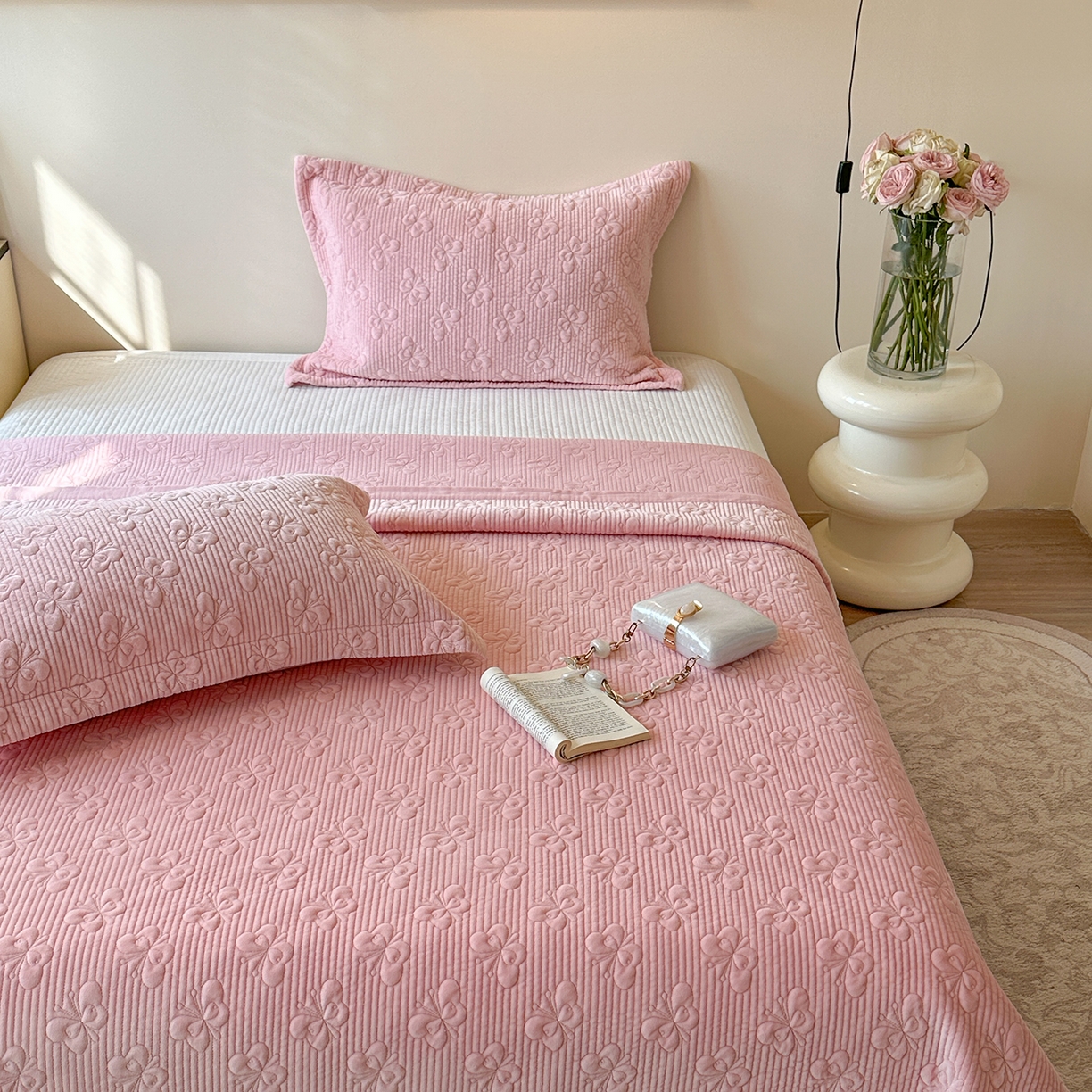 91家纺网 家纺一手货源 找家纺 琳可家居 2025新款蝴蝶系列棉加绒床盖 绒蝴蝶-粉柔