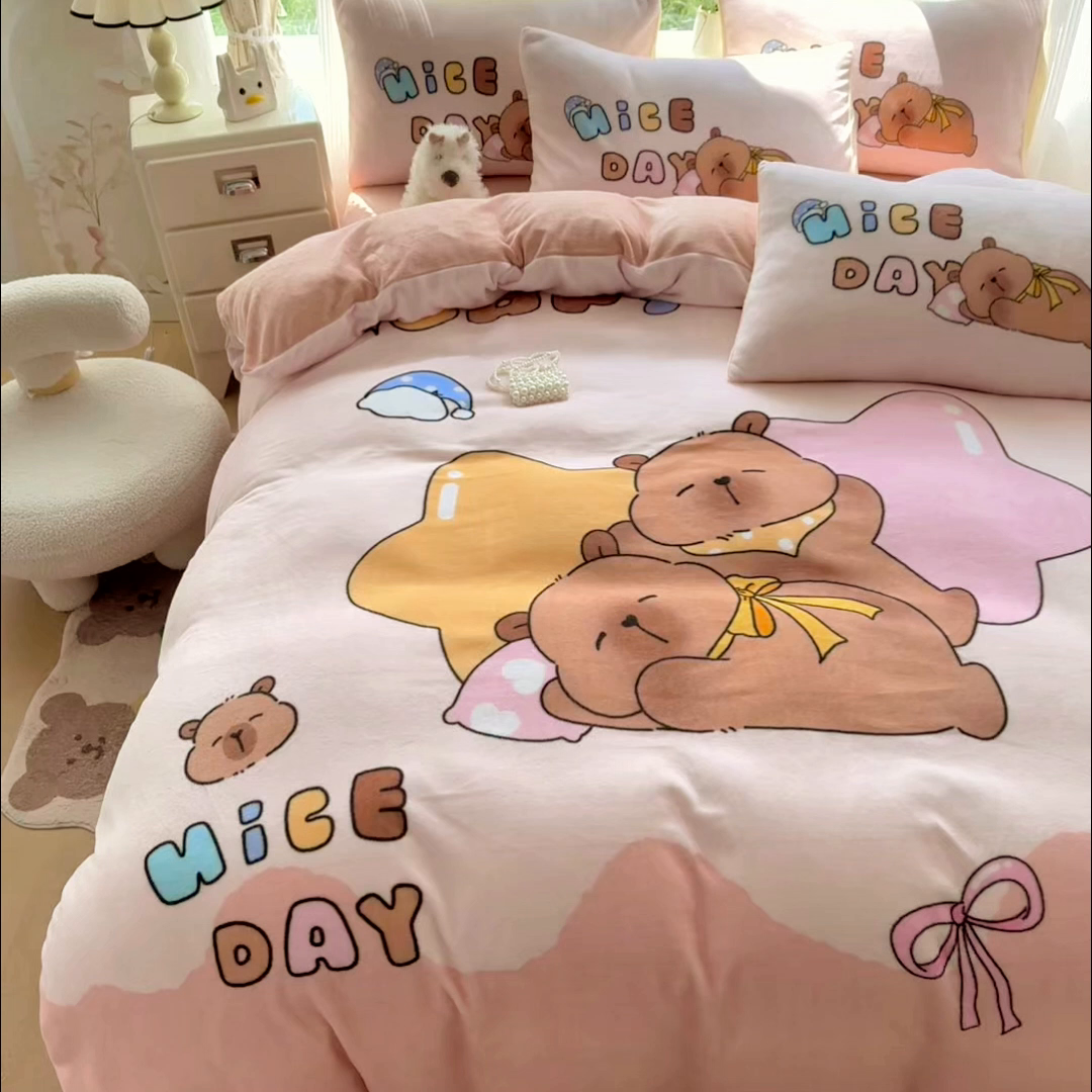 91家纺网 家纺一手货源 找家纺 （总）浩诚 2025新款高克重原创设计牛奶绒大版卡通四件套第2批