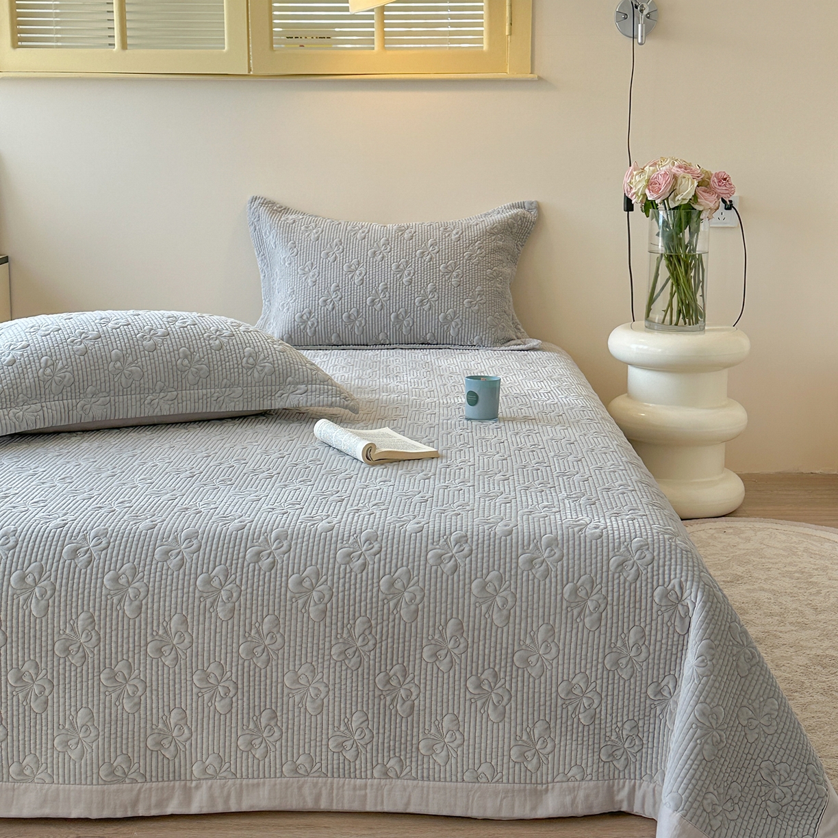 91家纺网 家纺一手货源 找家纺 琳可家居 2025新款蝴蝶系列棉加绒床盖 绒蝴蝶-灰雅