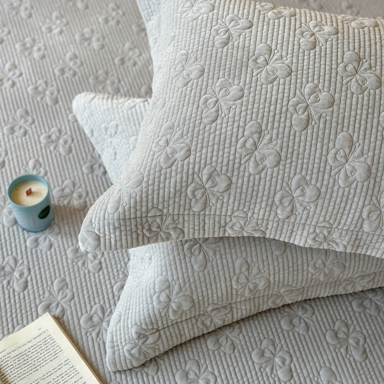 91家纺网 家纺一手货源 找家纺 琳可家居 2025新款蝴蝶系列棉加绒床盖 绒蝴蝶-灰雅