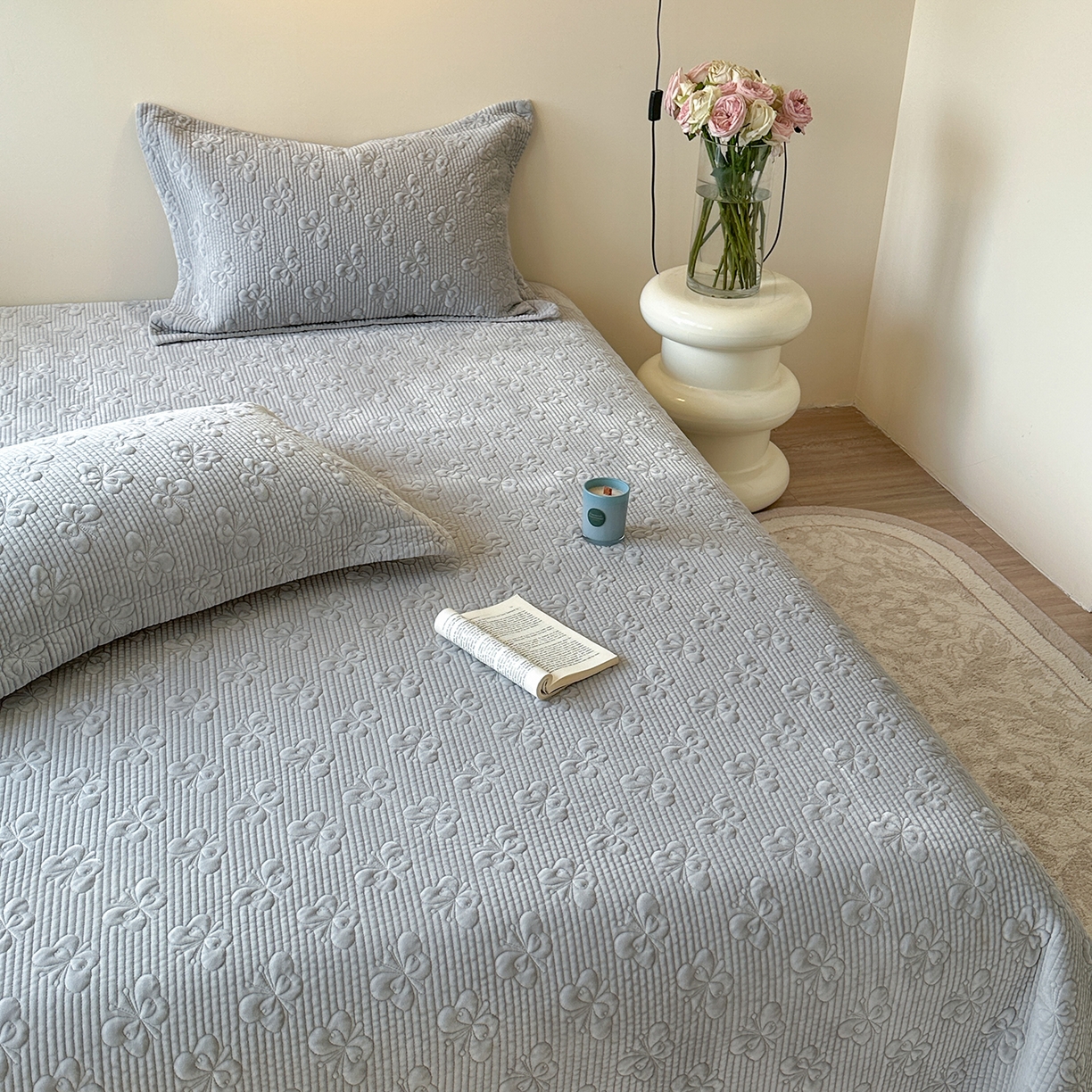 91家纺网 家纺一手货源 找家纺 琳可家居 2025新款蝴蝶系列棉加绒床盖 绒蝴蝶-灰雅