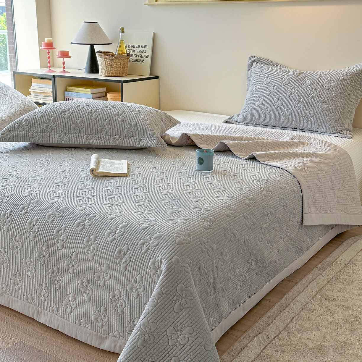 91家纺网 家纺一手货源 找家纺 琳可家居 2025新款蝴蝶系列棉加绒床盖 绒蝴蝶-灰雅