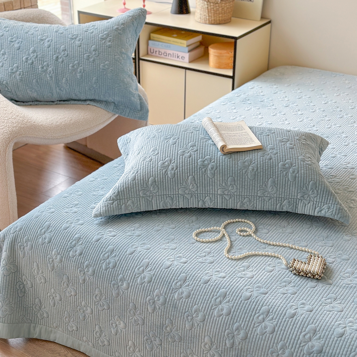 91家纺网 家纺一手货源 找家纺 琳可家居 2025新款蝴蝶系列棉加绒床盖 绒蝴蝶-蓝沁