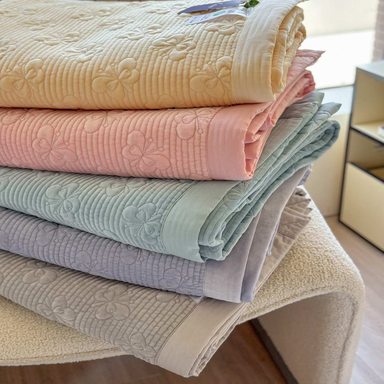 91家纺网 家纺一手货源 找家纺 琳可家居 2025新款蝴蝶系列棉加绒床盖 组合