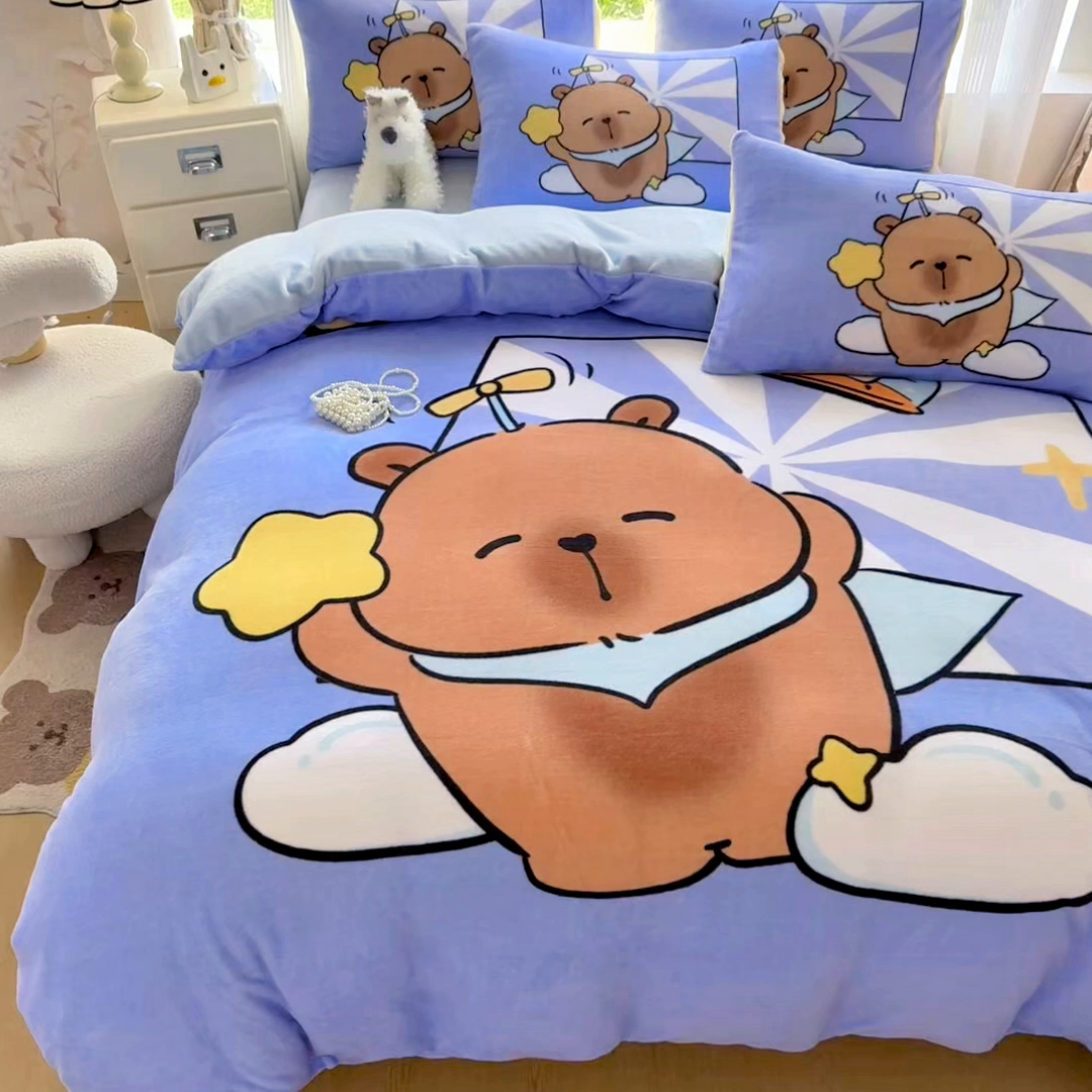 91家纺网 家纺一手货源 找家纺 浩诚 2025新款高克重原创设计牛奶绒大版卡通四件套第2批 飞行员卡卡