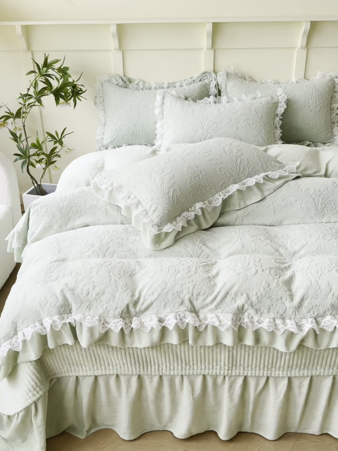 91家纺网 家纺一手货源 找家纺 （总）雅眠居  2025新款韩版花边高克重雕花绒牛奶绒床盖四件套