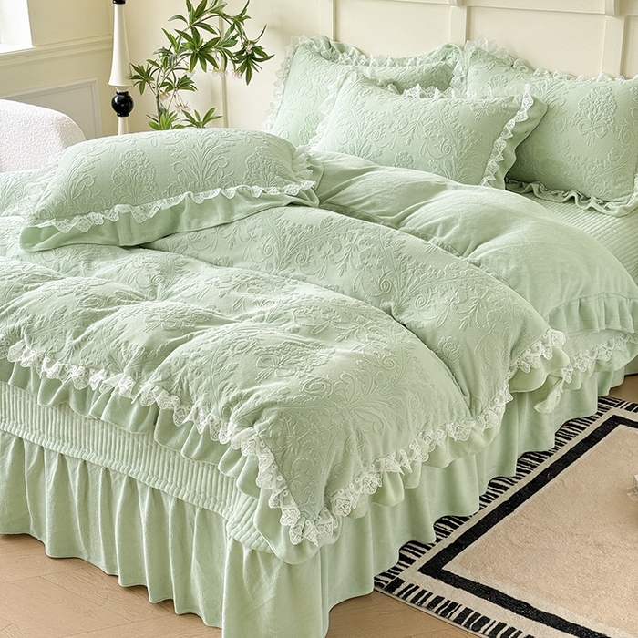 91家纺网 家纺一手货源 找家纺 雅眠居  2025新款韩版花边高克重雕花绒牛奶绒床盖四件套 安娜花园-抹茶绿