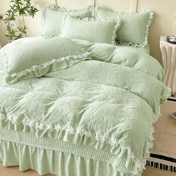 91家纺网 家纺一手货源 找家纺 雅眠居  2025新款韩版花边高克重雕花绒牛奶绒床盖四件套 安娜花园-抹茶绿