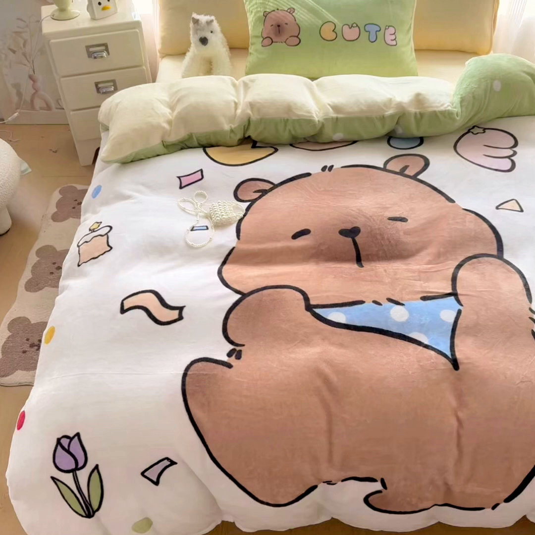 91家纺网 家纺一手货源 找家纺 浩诚 2025新款高克重原创设计牛奶绒大版卡通四件套第2批 水豚巴拉