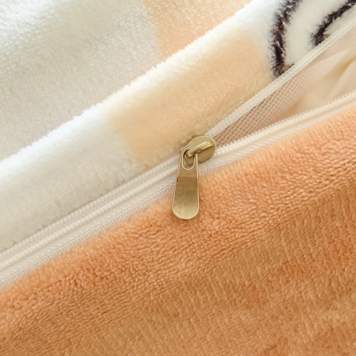 91家纺网 家纺一手货源 找家纺 浩诚 2025新款高克重原创设计牛奶绒大版卡通四件套第2批 条纹巴拉