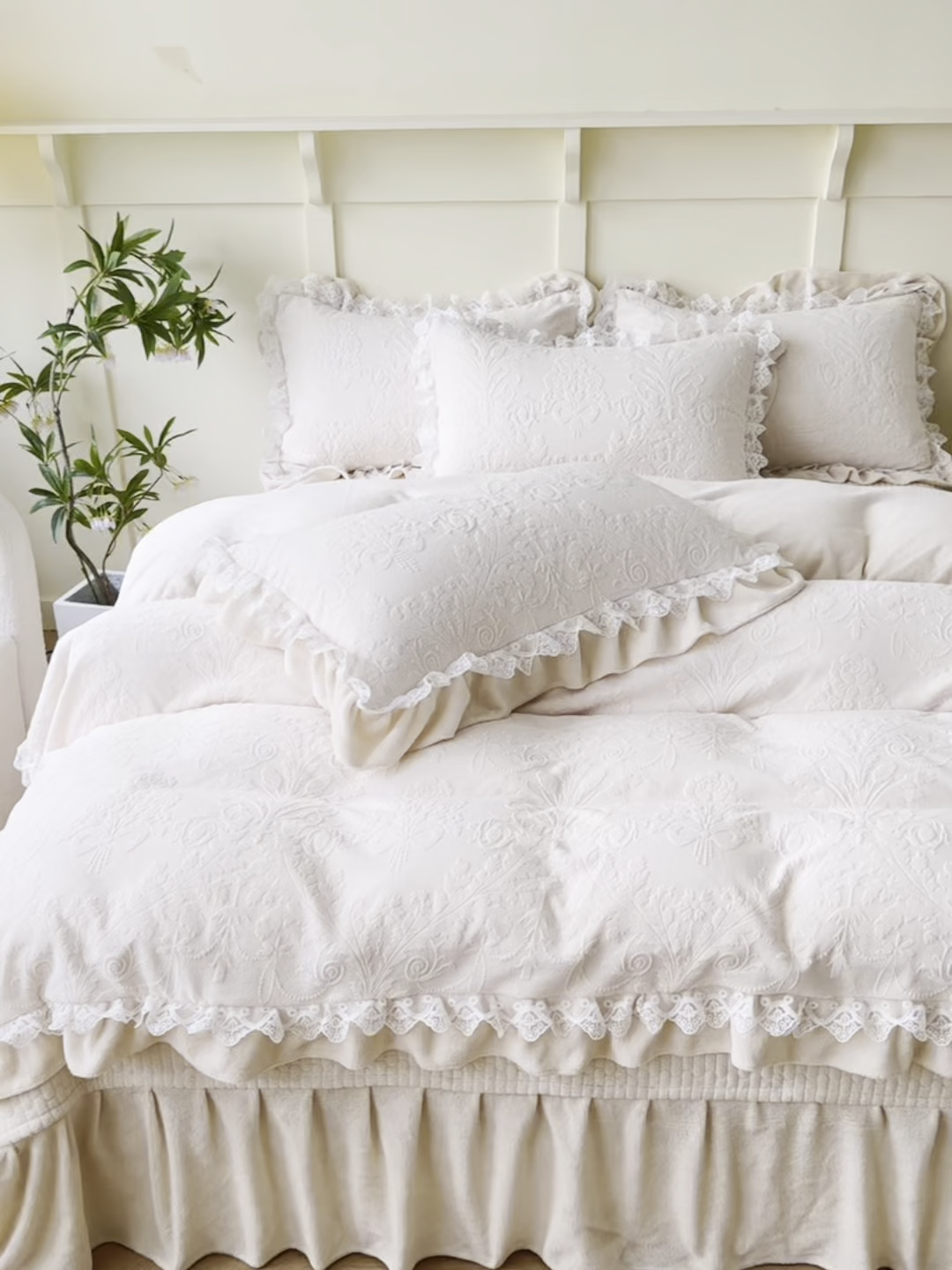 91家纺网 家纺一手货源 找家纺 雅眠居  2025新款韩版花边高克重雕花绒牛奶绒床盖四件套 安娜花园-奶油白