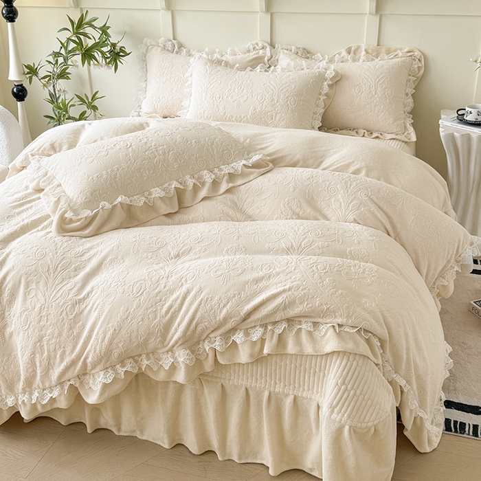 91家纺网 家纺一手货源 找家纺 雅眠居  2025新款韩版花边高克重雕花绒牛奶绒床盖四件套 安娜花园-奶油白