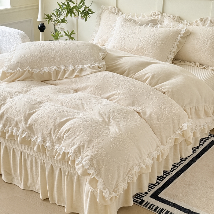 91家纺网 家纺一手货源 找家纺 雅眠居  2025新款韩版花边高克重雕花绒牛奶绒床盖四件套 安娜花园-奶油白