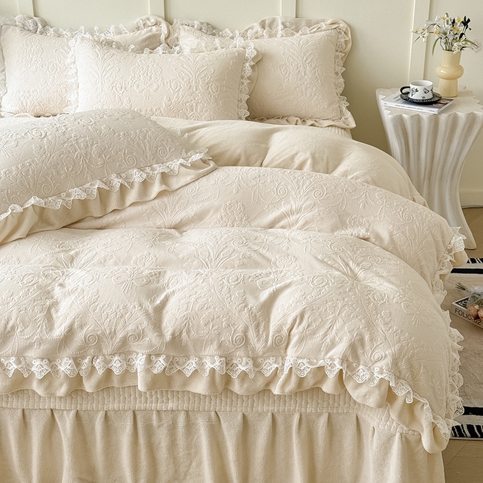 91家纺网 家纺一手货源 找家纺 雅眠居  2025新款韩版花边高克重雕花绒牛奶绒床盖四件套 安娜花园-奶油白