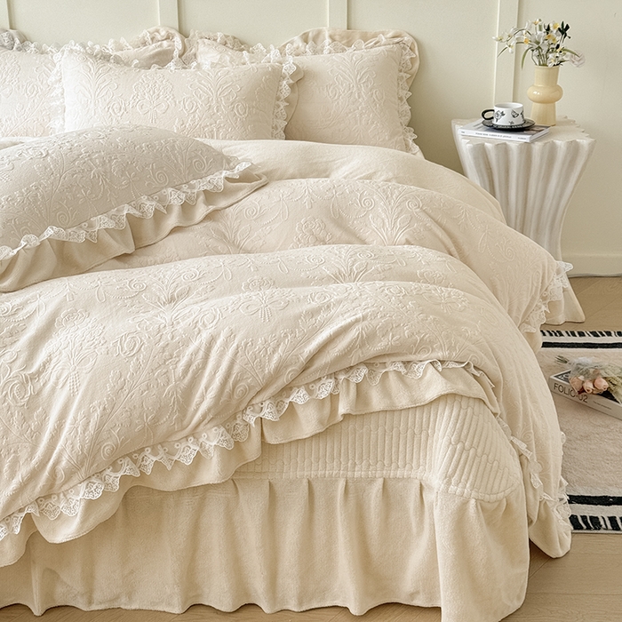 91家纺网 家纺一手货源 找家纺 雅眠居  2025新款韩版花边高克重雕花绒牛奶绒床盖四件套 安娜花园-奶油白