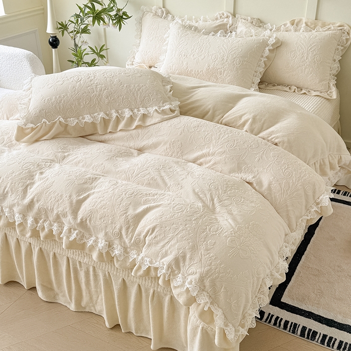 91家纺网 家纺一手货源 找家纺 雅眠居  2025新款韩版花边高克重雕花绒牛奶绒床盖四件套 安娜花园-奶油白