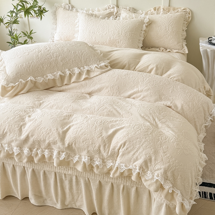 91家纺网 家纺一手货源 找家纺 雅眠居  2025新款韩版花边高克重雕花绒牛奶绒床盖四件套 安娜花园-奶油白