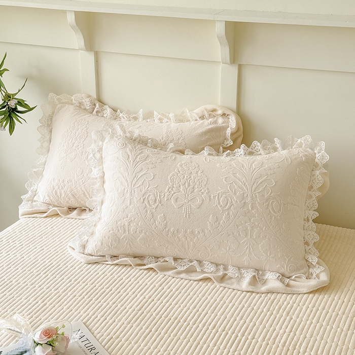 91家纺网 家纺一手货源 找家纺 雅眠居  2025新款韩版花边高克重雕花绒牛奶绒床盖四件套 安娜花园-奶油白