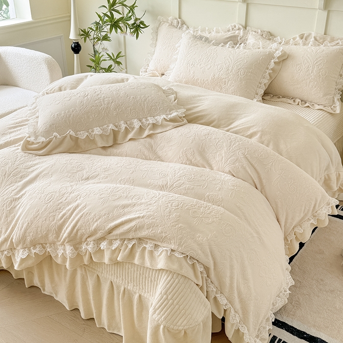 91家纺网 家纺一手货源 找家纺 雅眠居  2025新款韩版花边高克重雕花绒牛奶绒床盖四件套 安娜花园-奶油白
