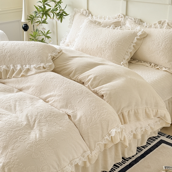 91家纺网 家纺一手货源 找家纺 雅眠居  2025新款韩版花边高克重雕花绒牛奶绒床盖四件套 安娜花园-奶油白