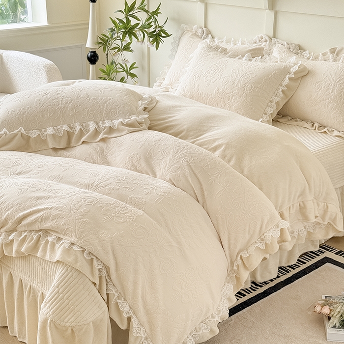 91家纺网 家纺一手货源 找家纺 雅眠居  2025新款韩版花边高克重雕花绒牛奶绒床盖四件套 安娜花园-奶油白