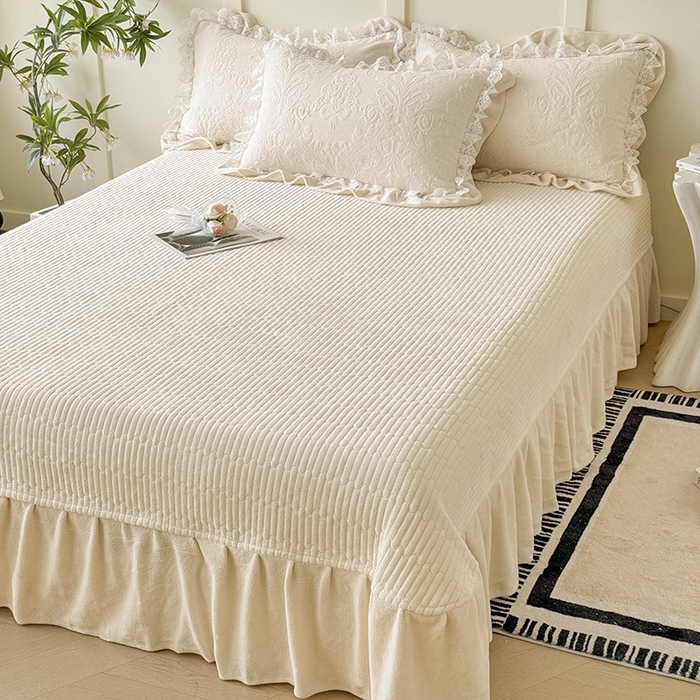 91家纺网 家纺一手货源 找家纺 雅眠居  2025新款韩版花边高克重雕花绒牛奶绒床盖四件套 安娜花园-奶油白