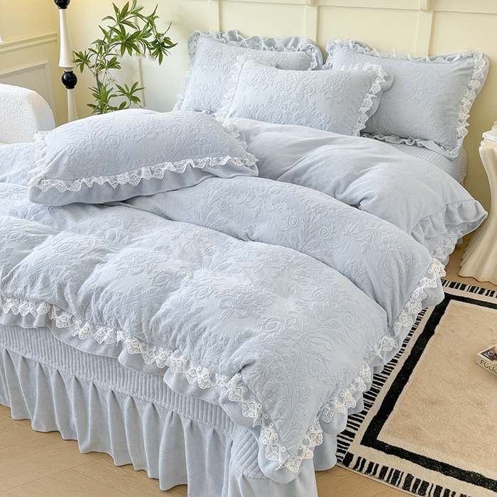 91家纺网 家纺一手货源 找家纺 雅眠居  2025新款韩版花边高克重雕花绒牛奶绒床盖四件套 安娜花园-天空蓝
