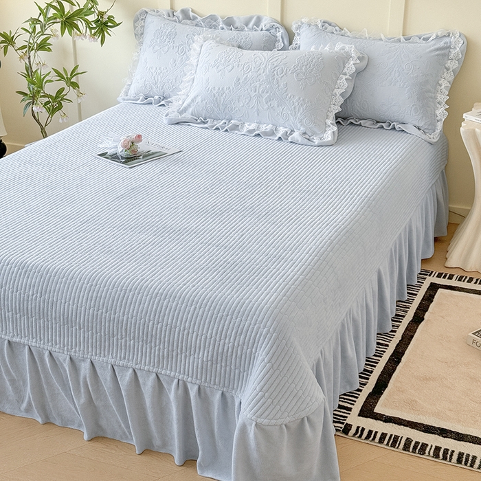 91家纺网 家纺一手货源 找家纺 雅眠居  2025新款韩版花边高克重雕花绒牛奶绒床盖四件套 安娜花园-天空蓝