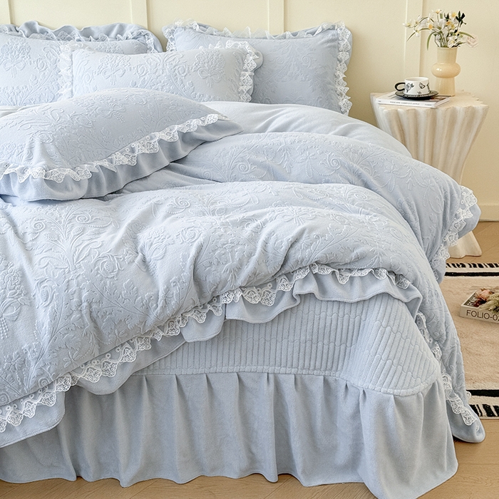 91家纺网 家纺一手货源 找家纺 雅眠居  2025新款韩版花边高克重雕花绒牛奶绒床盖四件套 安娜花园-天空蓝