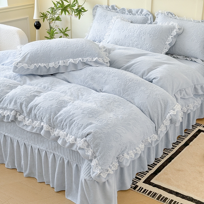 91家纺网 家纺一手货源 找家纺 雅眠居  2025新款韩版花边高克重雕花绒牛奶绒床盖四件套 安娜花园-天空蓝