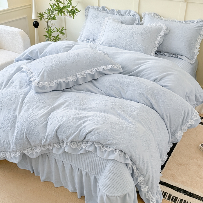 91家纺网 家纺一手货源 找家纺 雅眠居  2025新款韩版花边高克重雕花绒牛奶绒床盖四件套 安娜花园-天空蓝